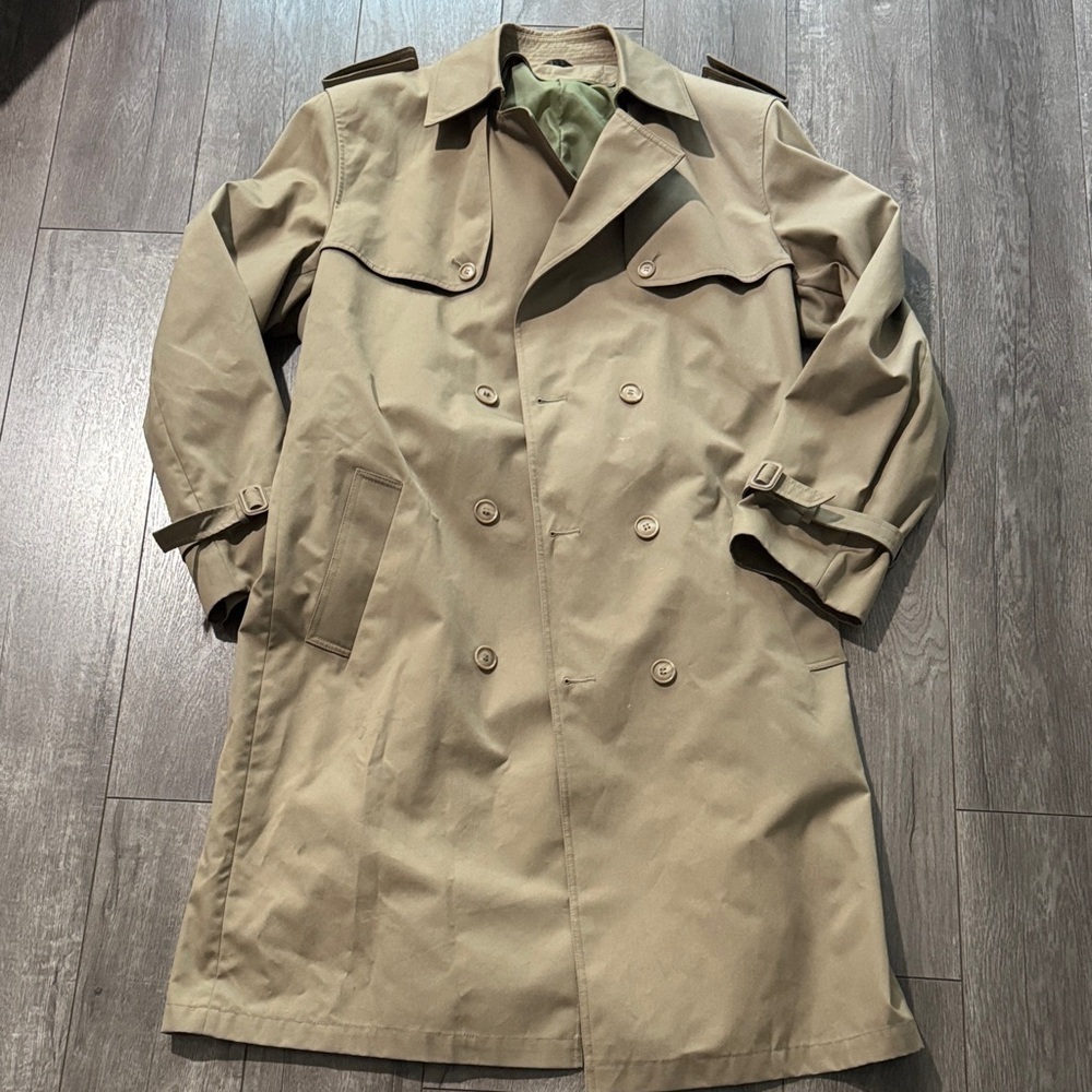 Vintage Men’s Tan Trench Coat – Size 44L – Classic Double Breasted Raincoat
